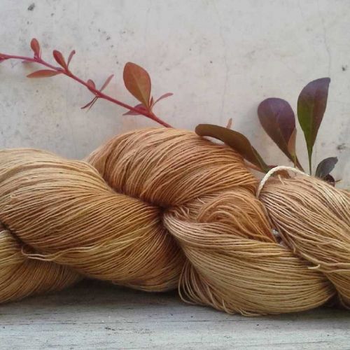 Pflanzengefärbte Wolle mit Berberitze Pflanzengefärbte Wolle in Caramel
