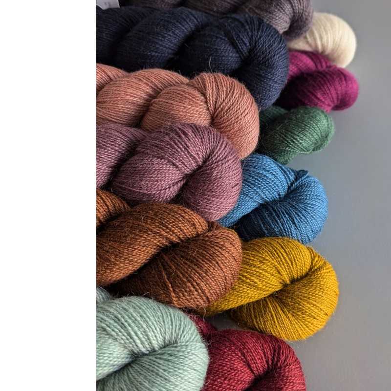 Vollbild Viele bunte Knäuel Moorland Mohair von Erika Knight